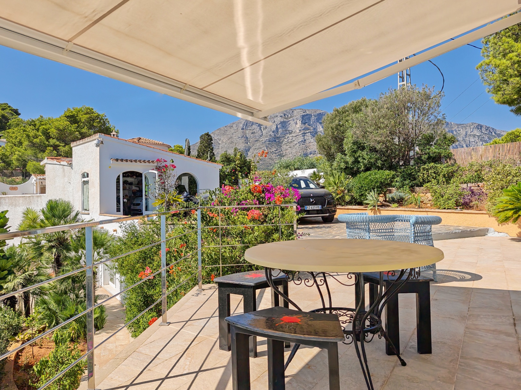 Villa a la venta totalmente reformada con vistas panoramicas al Mar en Las Rotas, Denia