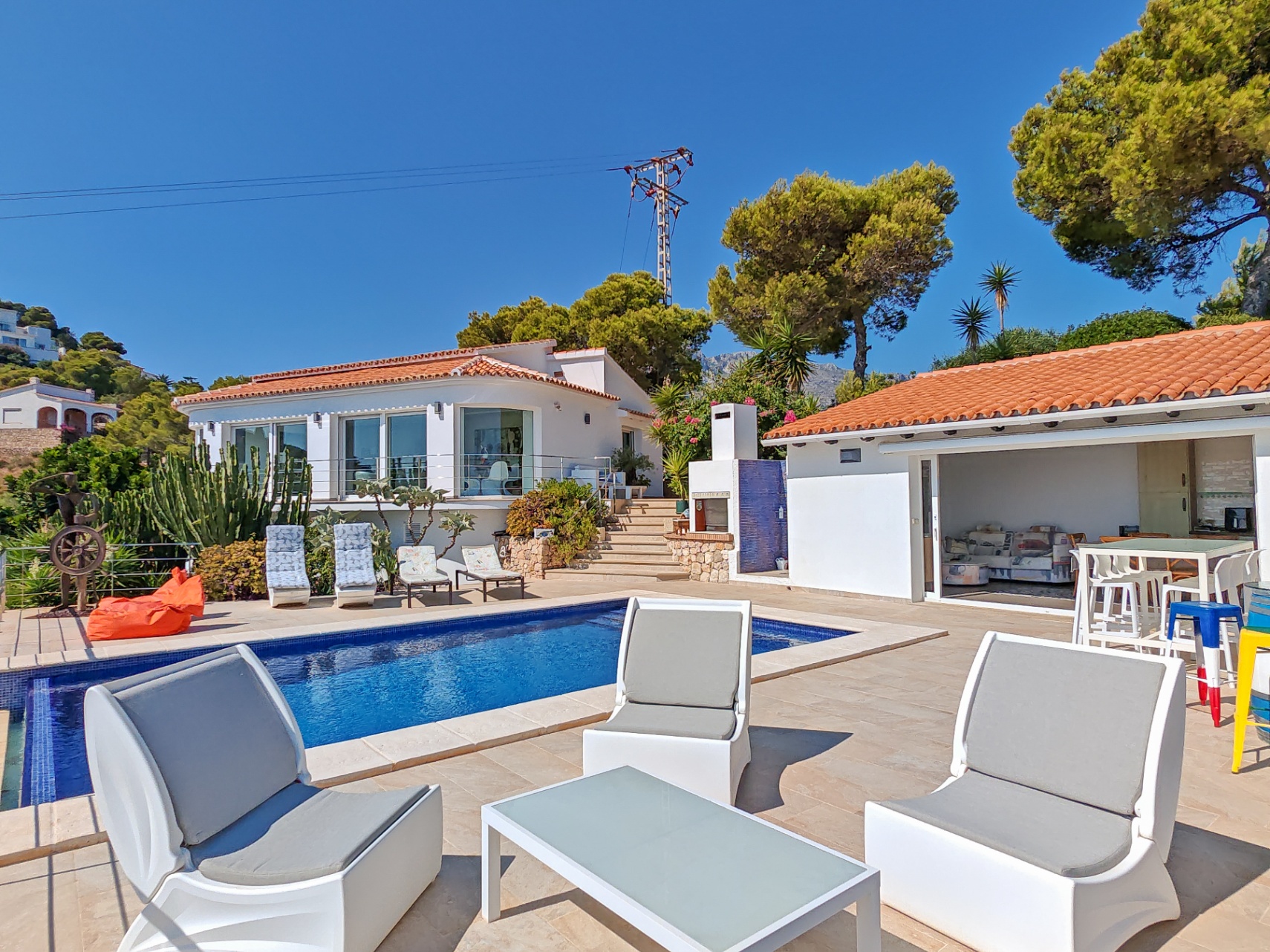 Villa a la venta totalmente reformada con vistas panoramicas al Mar en Las Rotas, Denia