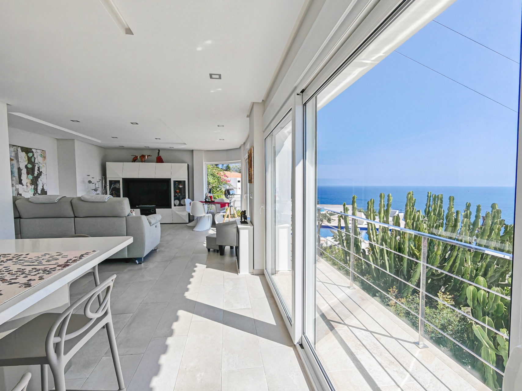 Villa a la venta totalmente reformada con vistas panoramicas al Mar en Las Rotas, Denia