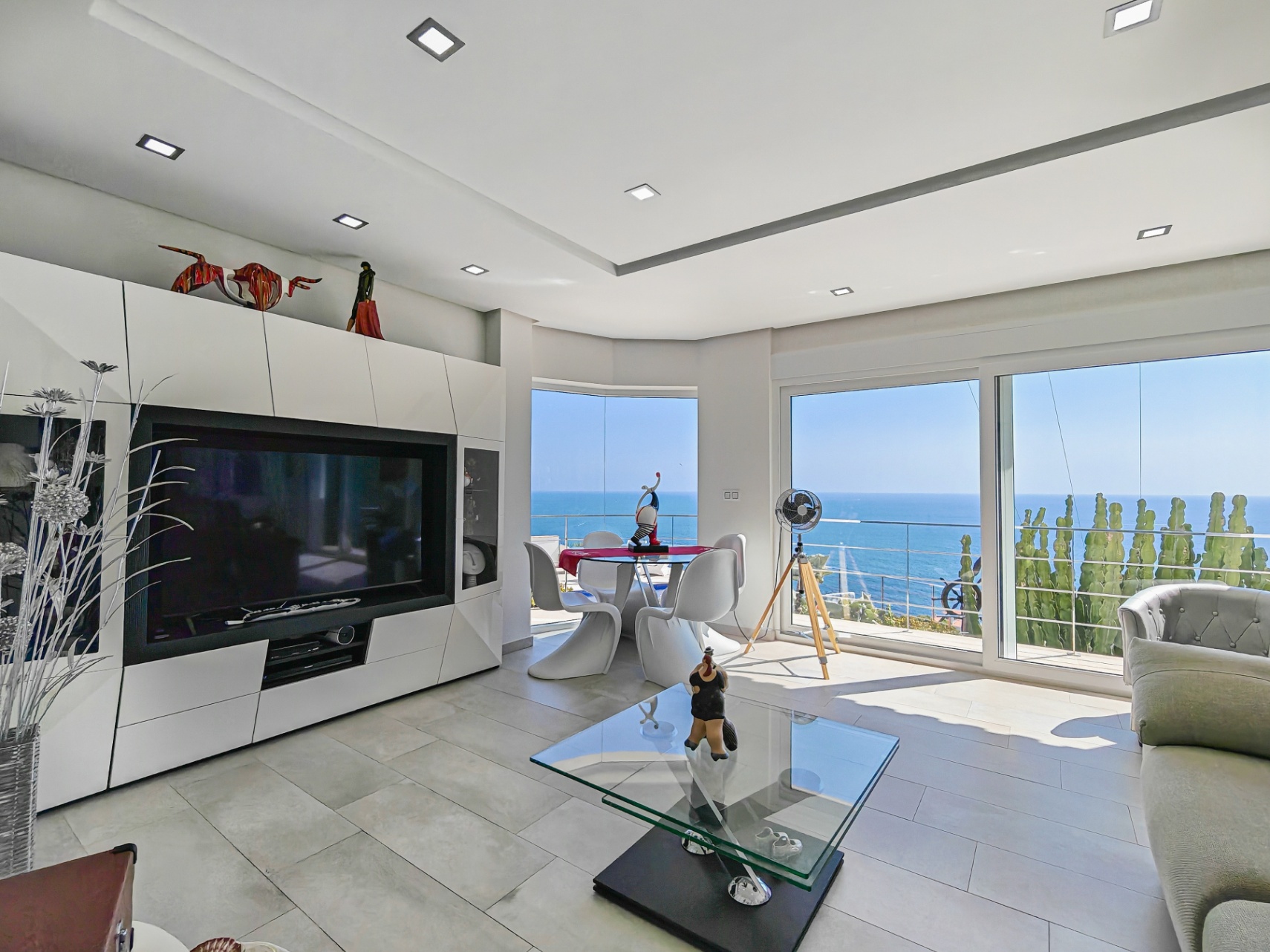 Villa a la venta totalmente reformada con vistas panoramicas al Mar en Las Rotas, Denia
