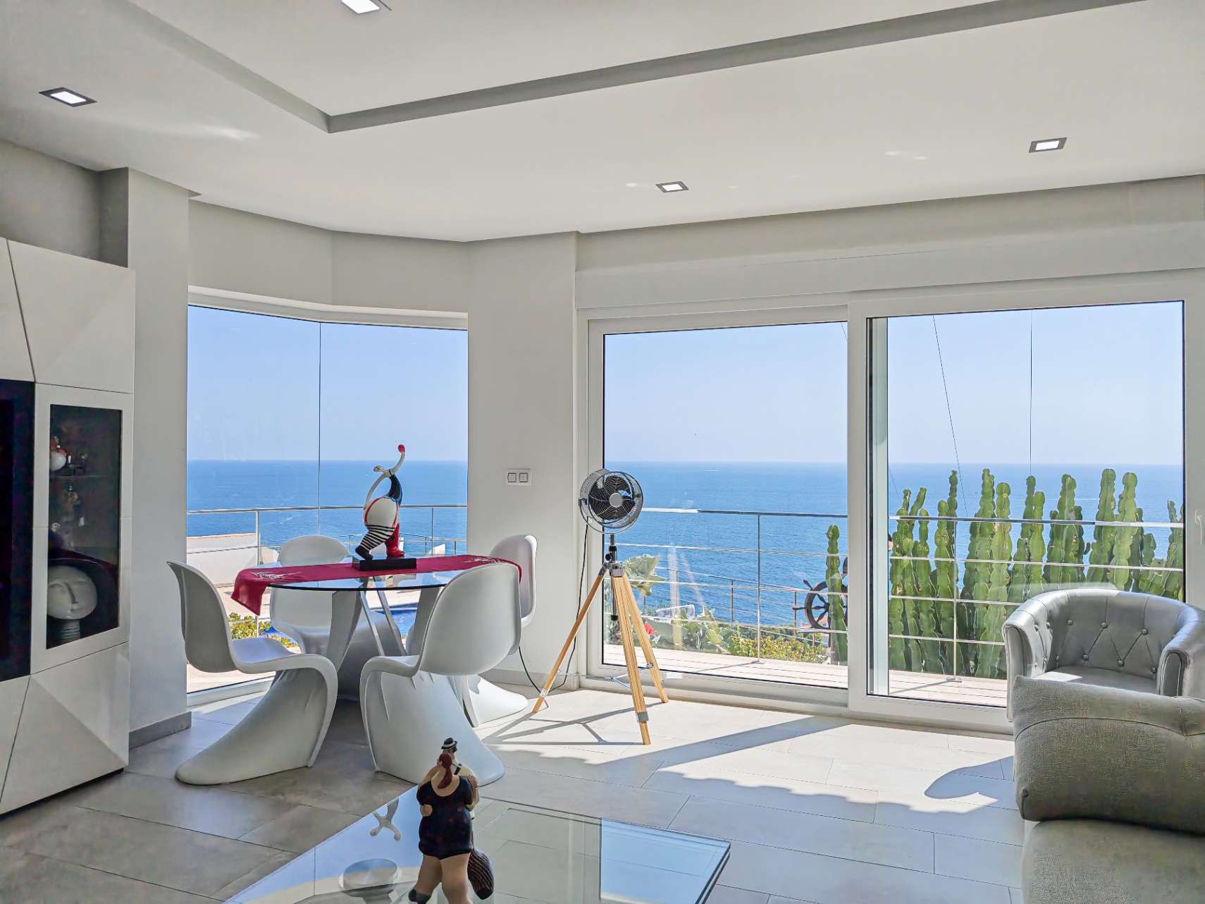 Villa a la venta totalmente reformada con vistas panoramicas al Mar en Las Rotas, Denia