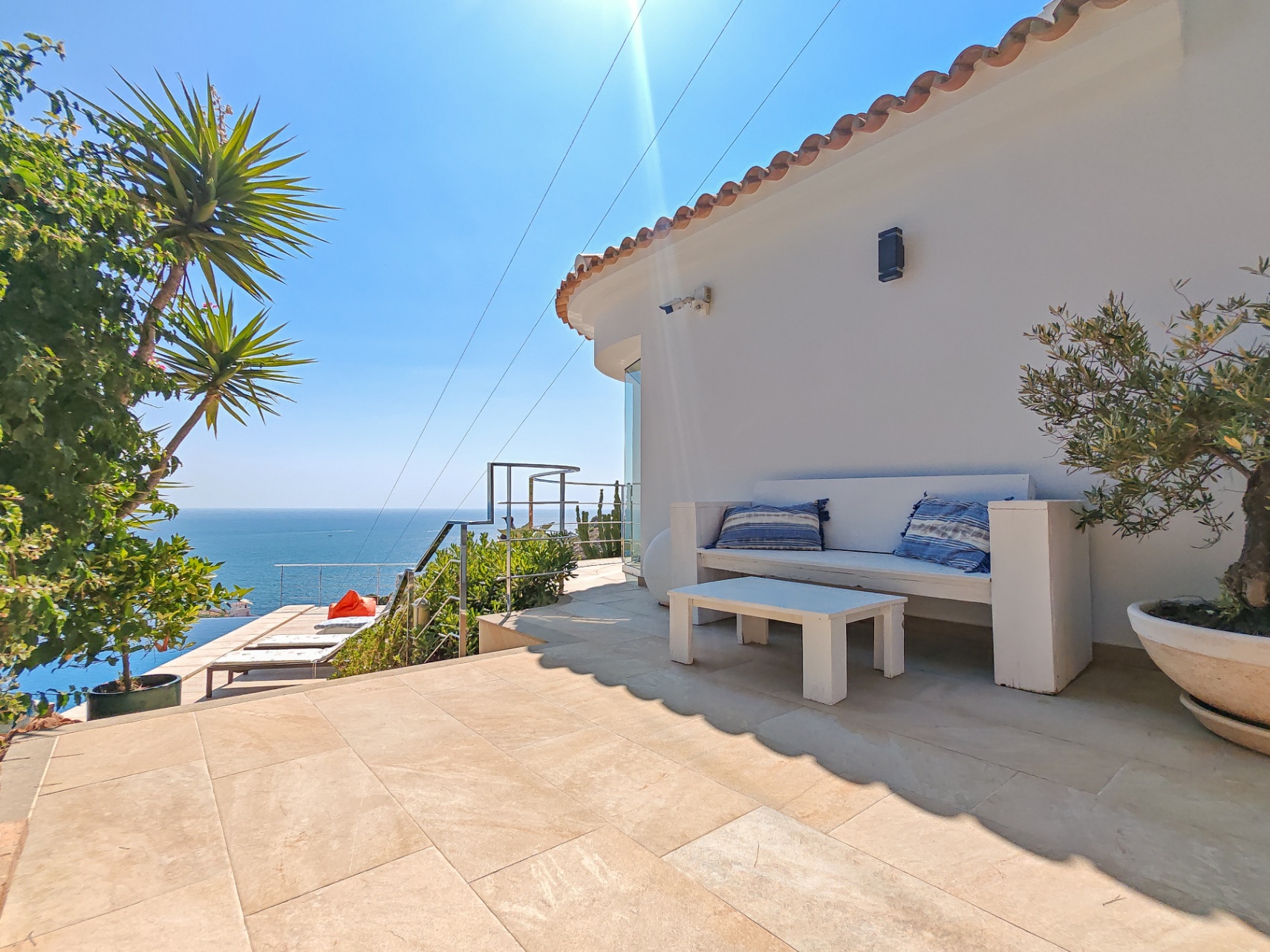 Villa a la venta totalmente reformada con vistas panoramicas al Mar en Las Rotas, Denia