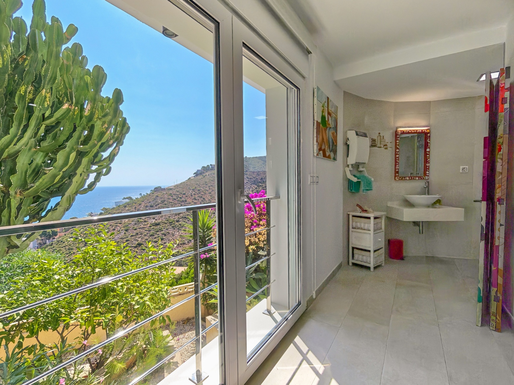 Villa a la venta totalmente reformada con vistas panoramicas al Mar en Las Rotas, Denia