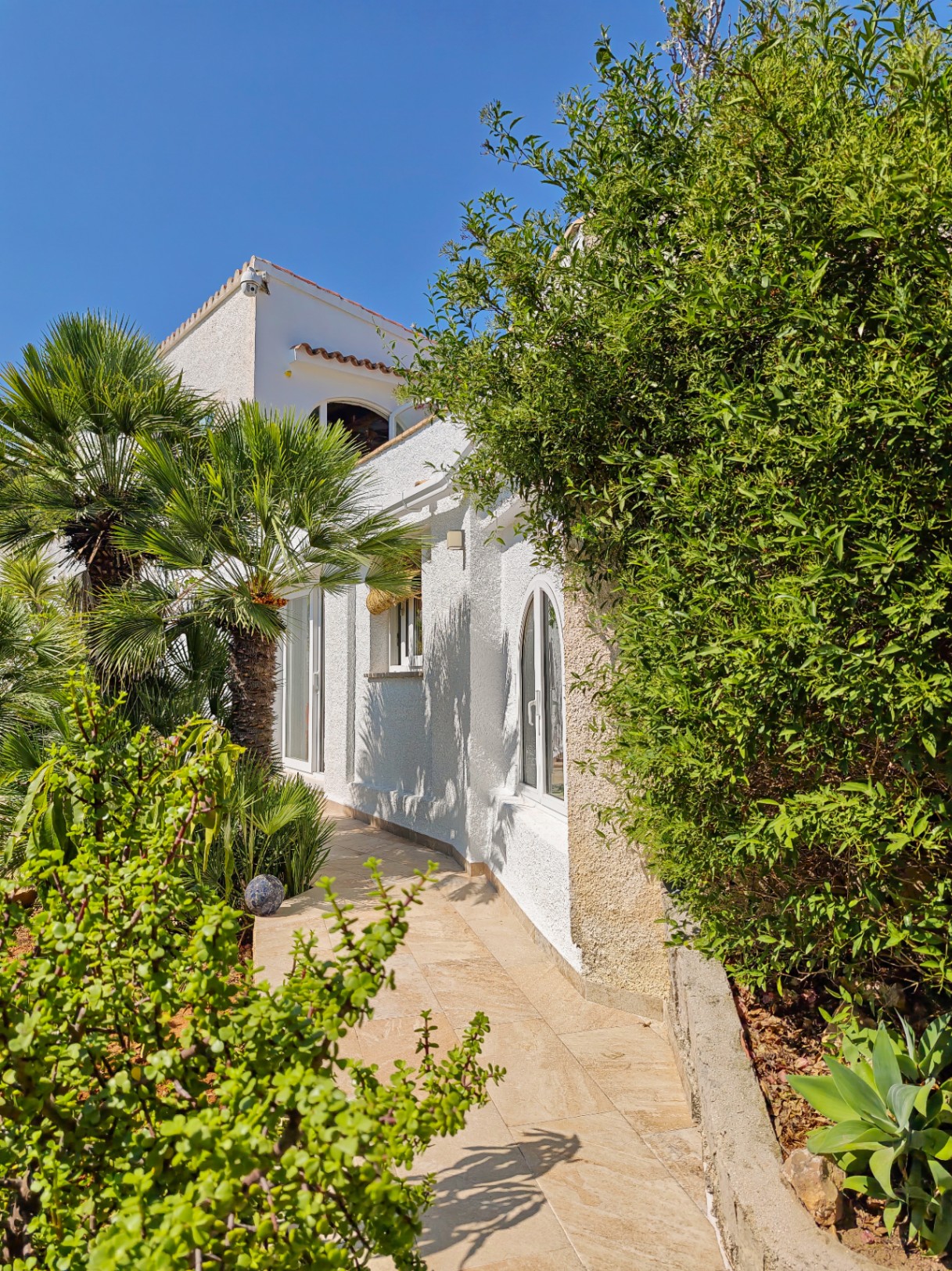 Villa a la venta totalmente reformada con vistas panoramicas al Mar en Las Rotas, Denia