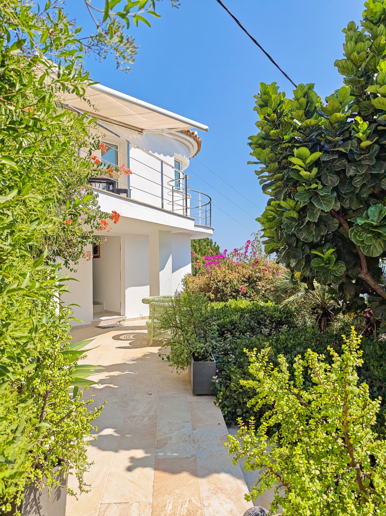Villa a la venta totalmente reformada con vistas panoramicas al Mar en Las Rotas, Denia