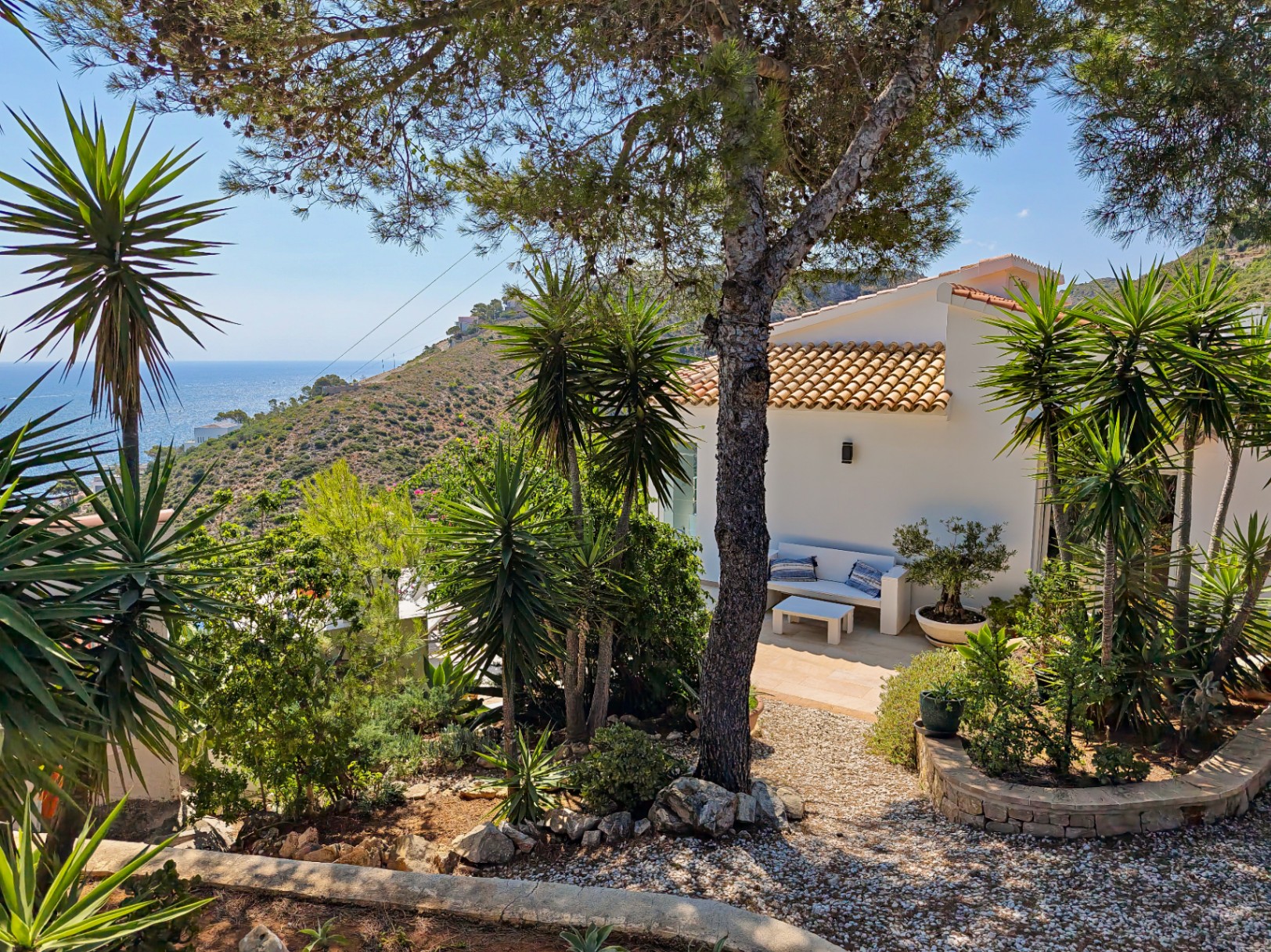 Villa a la venta totalmente reformada con vistas panoramicas al Mar en Las Rotas, Denia
