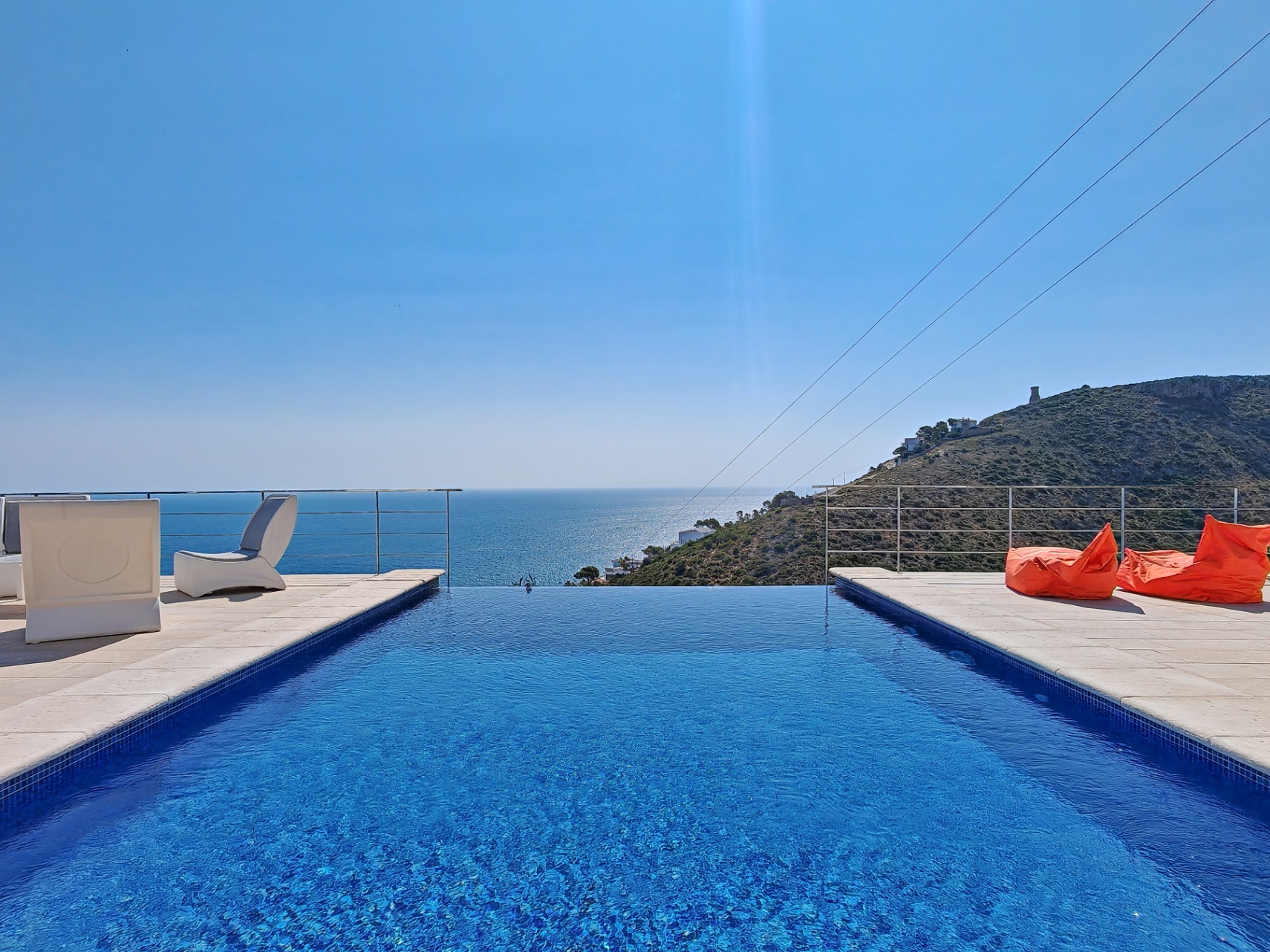 Villa a la venta totalmente reformada con vistas panoramicas al Mar en Las Rotas, Denia