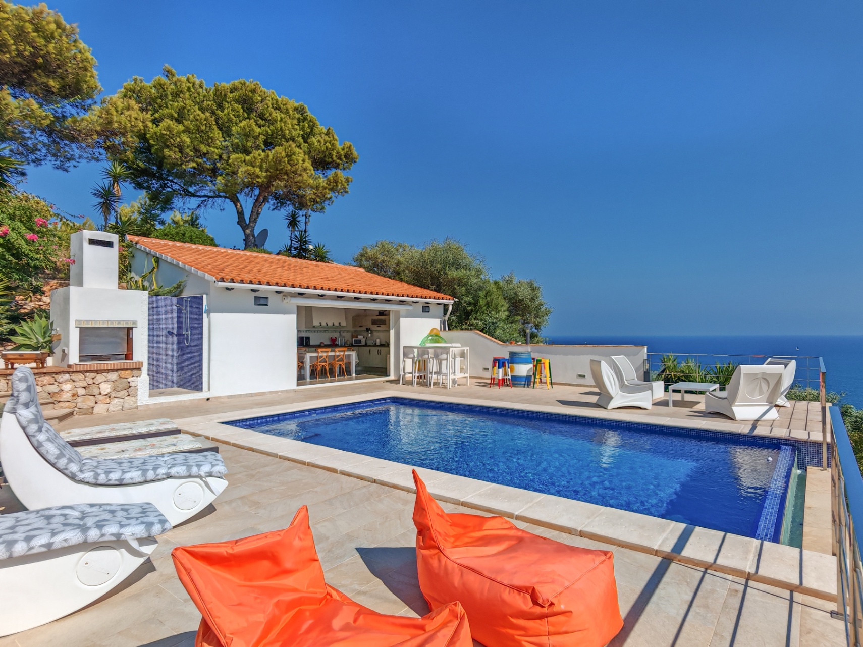 Villa a la venta totalmente reformada con vistas panoramicas al Mar en Las Rotas, Denia