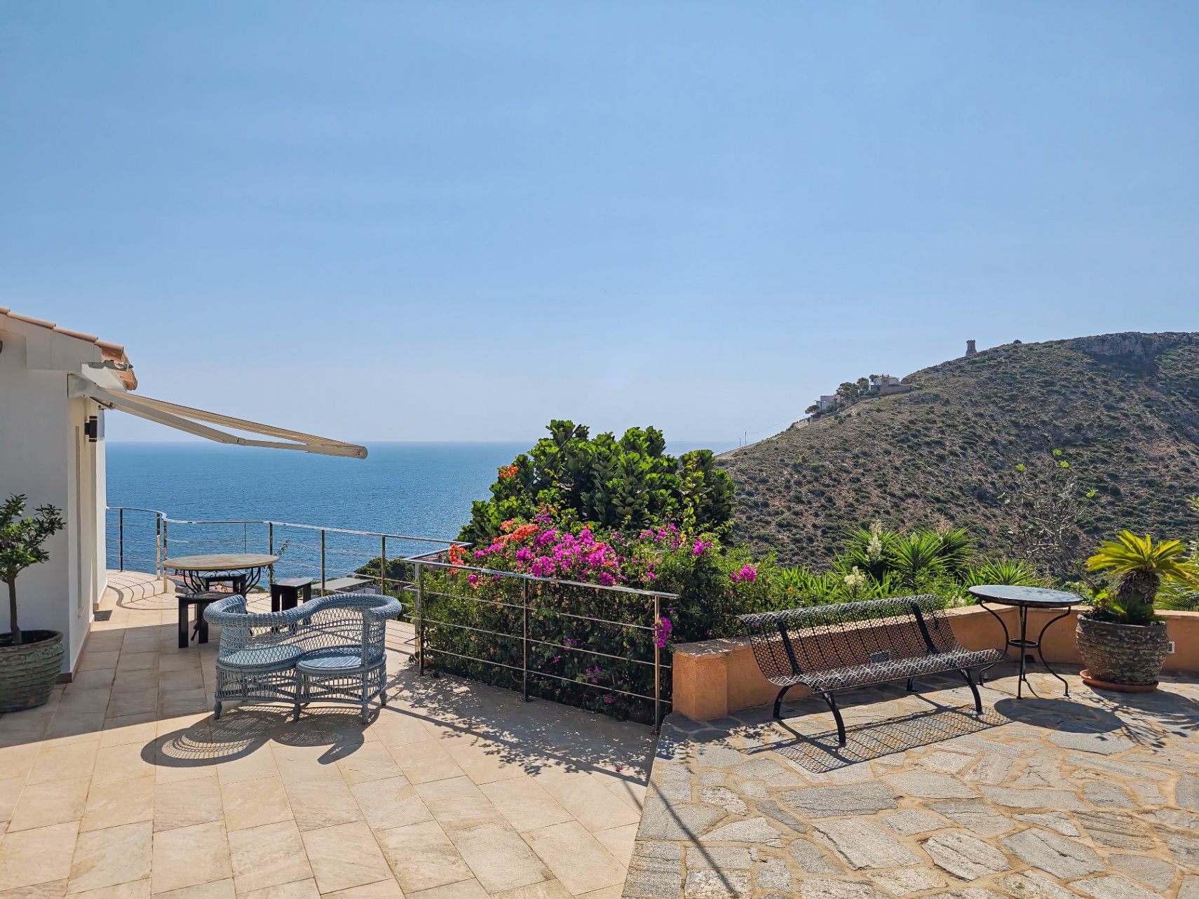 Villa a la venta totalmente reformada con vistas panoramicas al Mar en Las Rotas, Denia