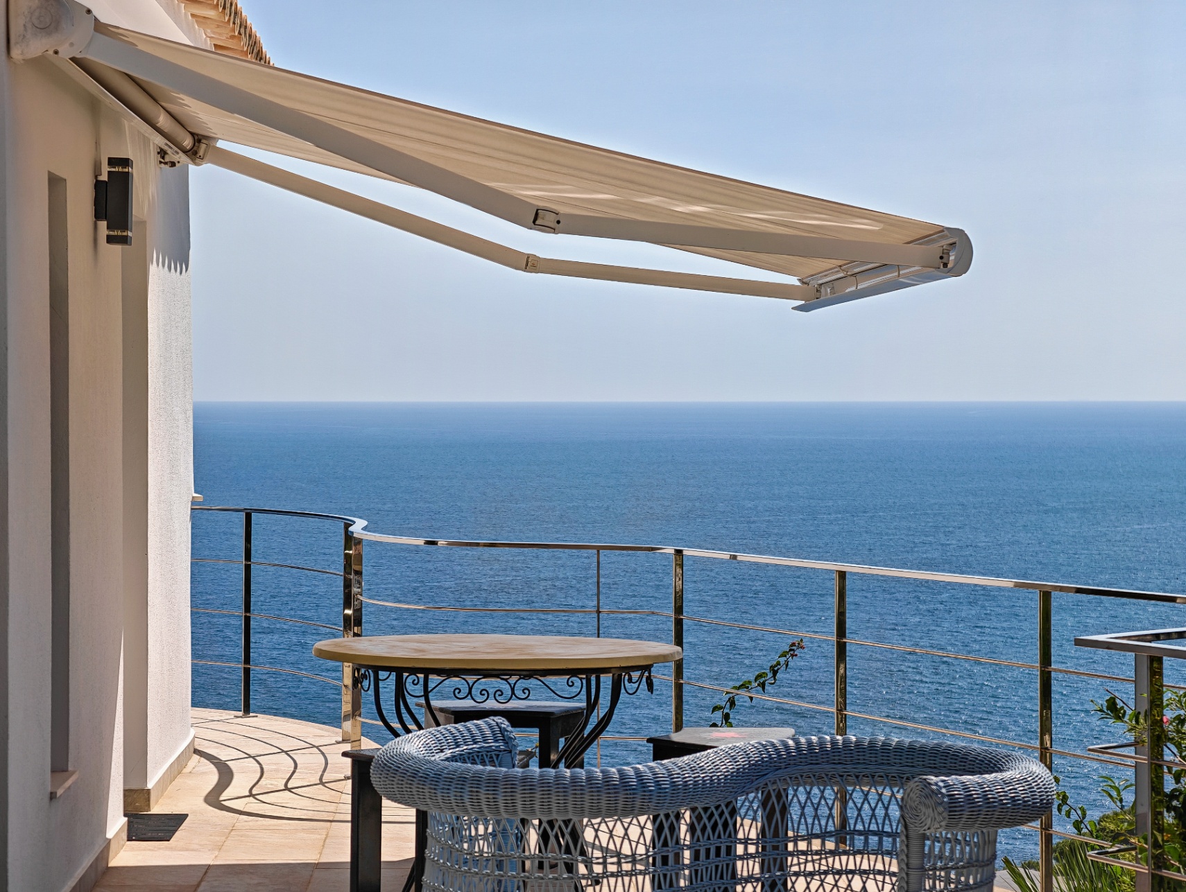 Villa a la venta totalmente reformada con vistas panoramicas al Mar en Las Rotas, Denia