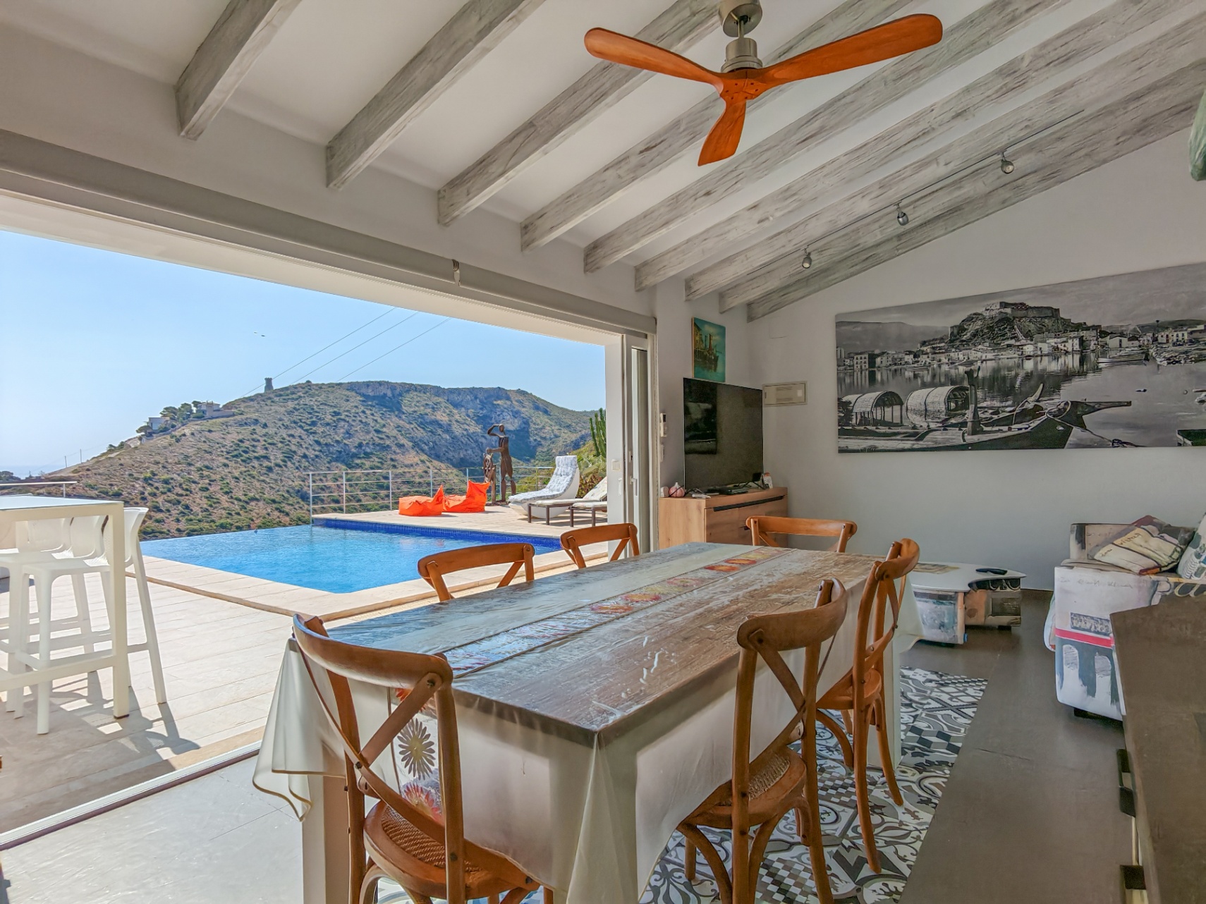 Villa a la venta totalmente reformada con vistas panoramicas al Mar en Las Rotas, Denia