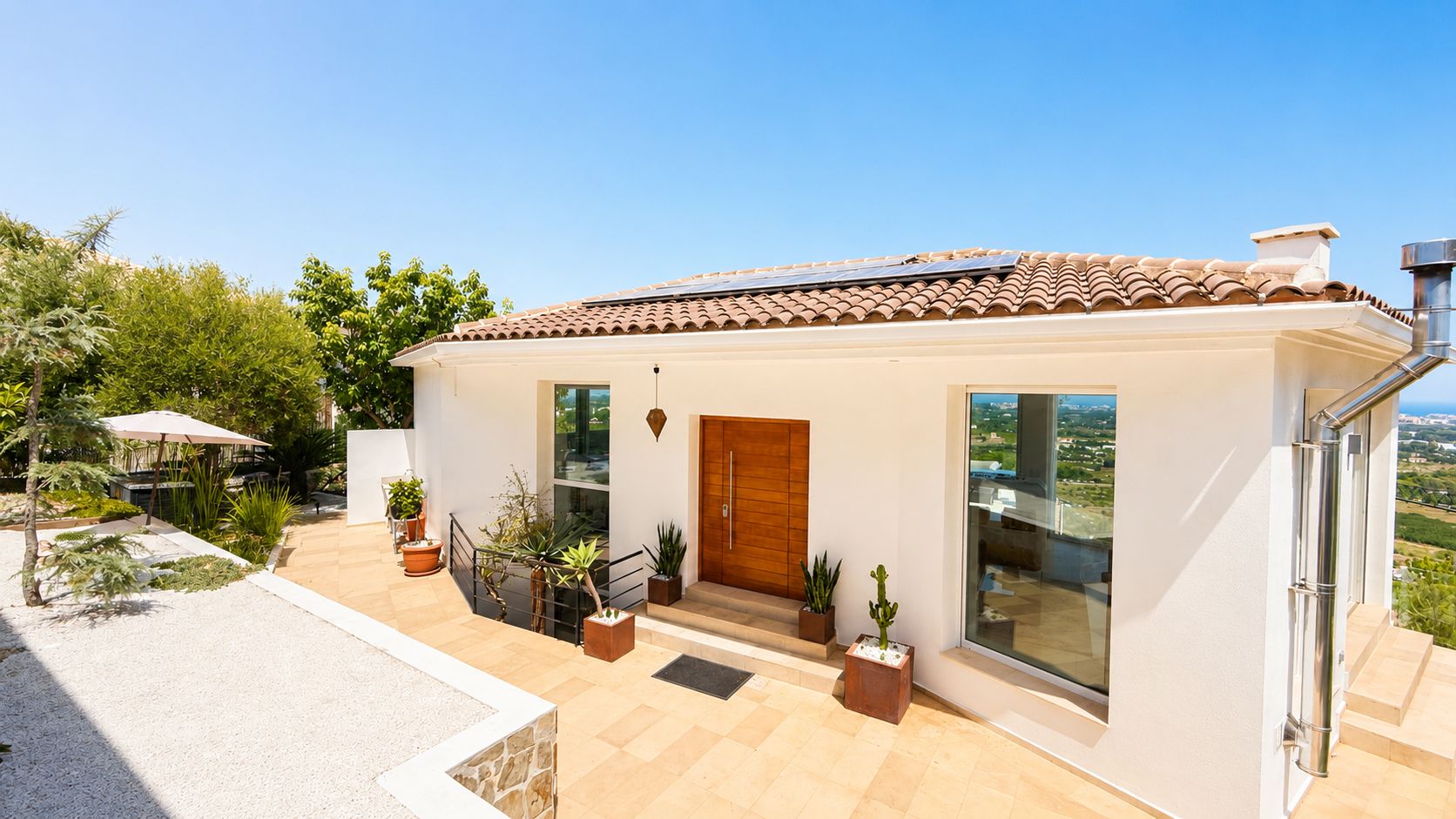 Villa à vendre entièrement rénovée avec des finitions de haute qualité et une vue panoramique sur la mer à Denia.