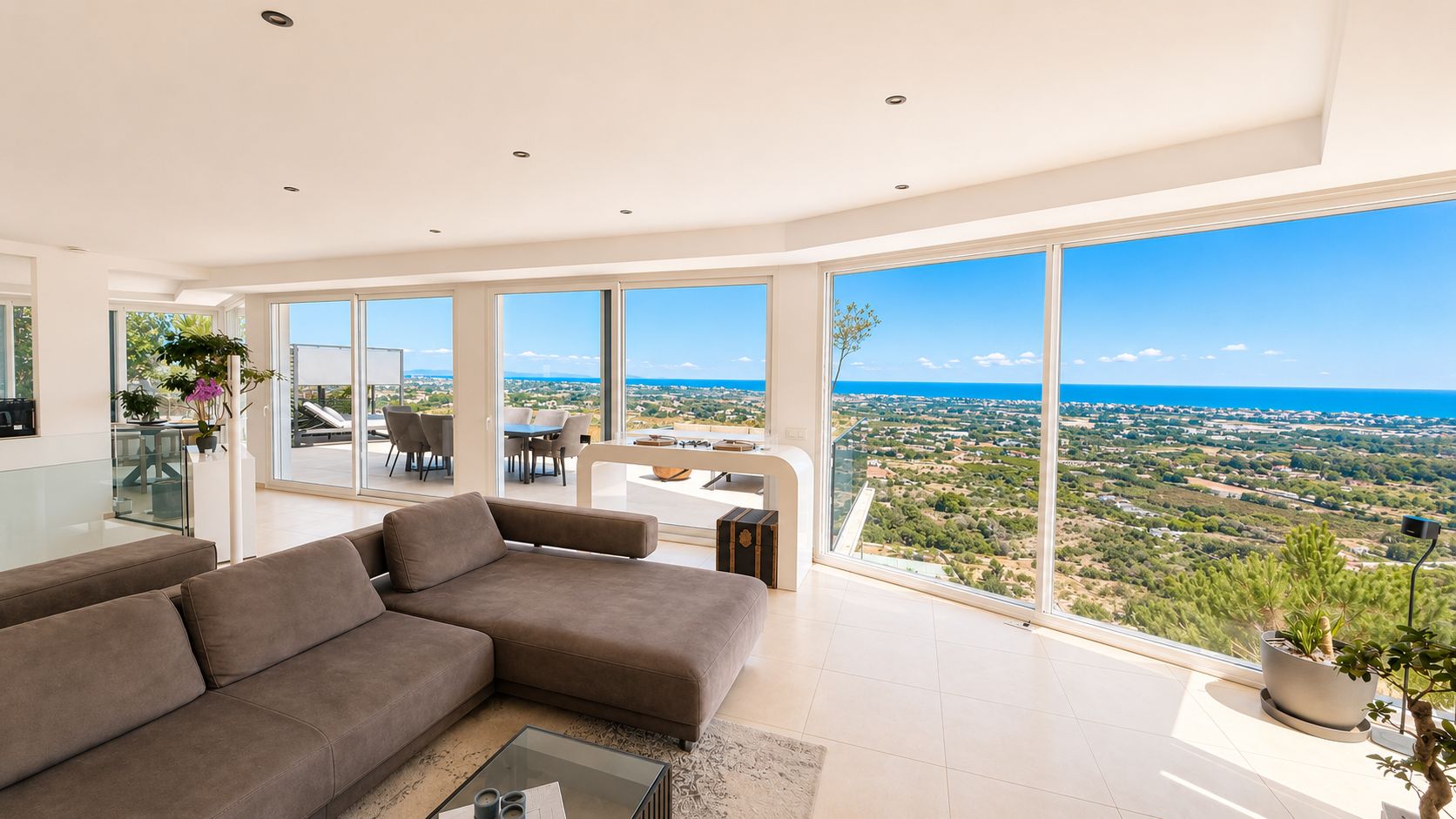 Villa à vendre entièrement rénovée avec des finitions de haute qualité et une vue panoramique sur la mer à Denia.