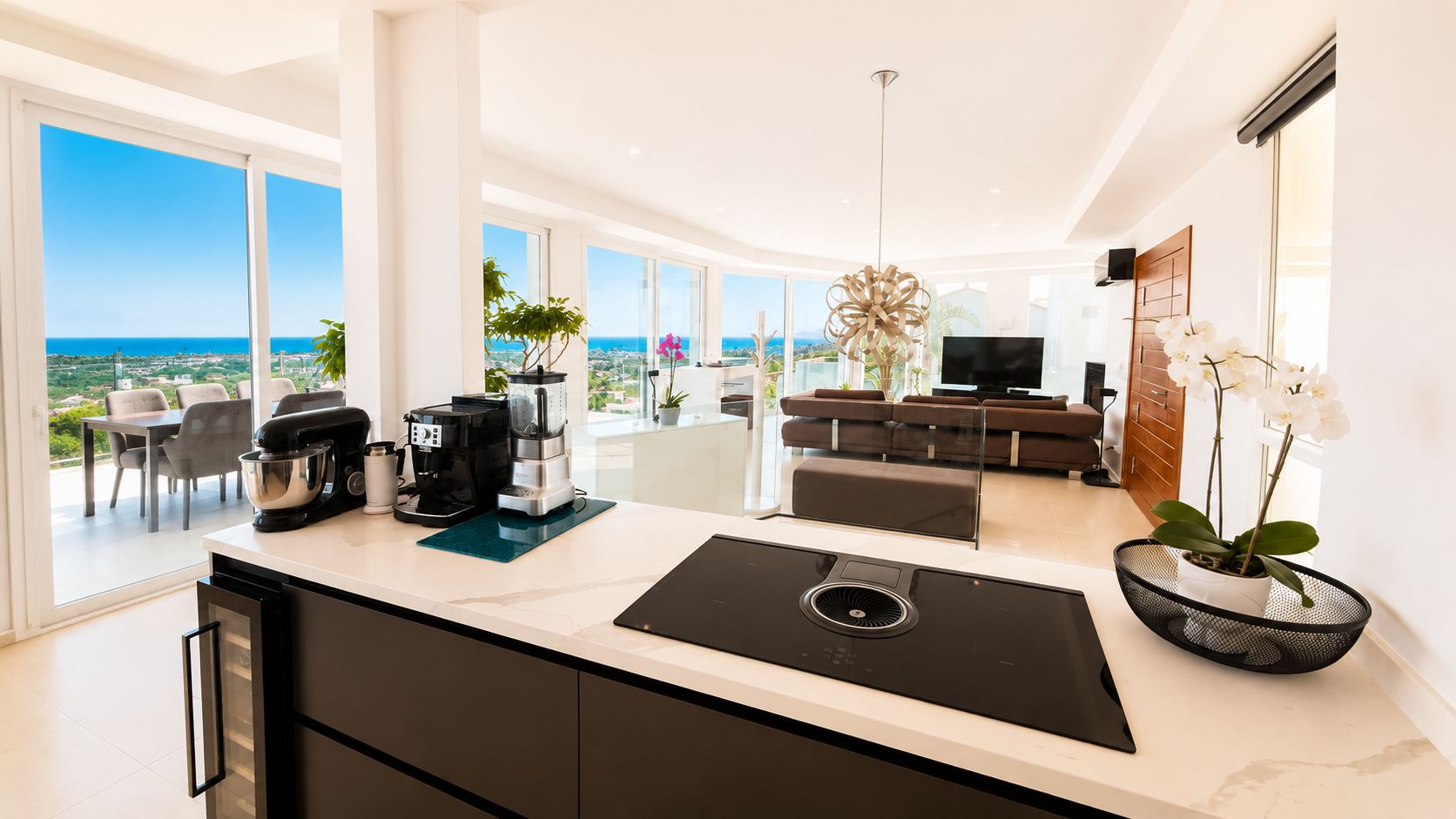 Villa à vendre entièrement rénovée avec des finitions de haute qualité et une vue panoramique sur la mer à Denia.