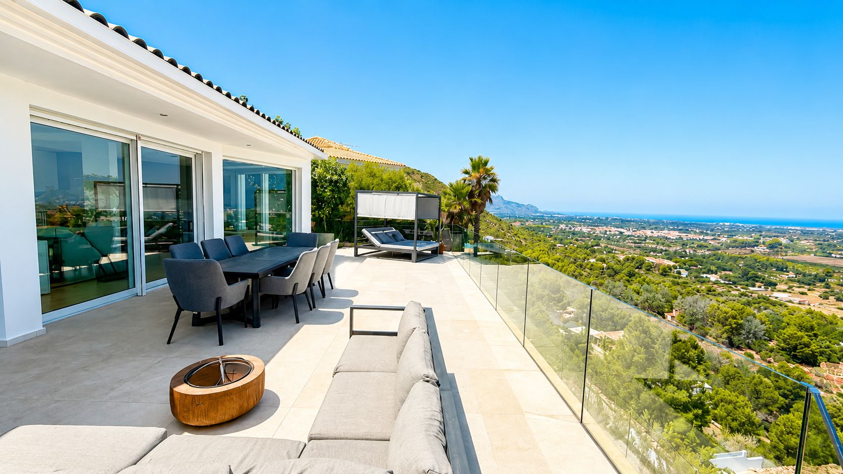 Villa à vendre entièrement rénovée avec des finitions de haute qualité et une vue panoramique sur la mer à Denia.
