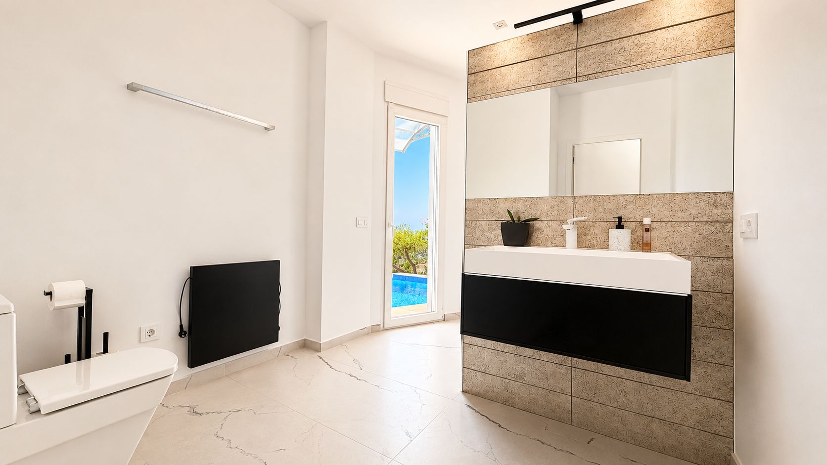 Villa à vendre entièrement rénovée avec des finitions de haute qualité et une vue panoramique sur la mer à Denia.