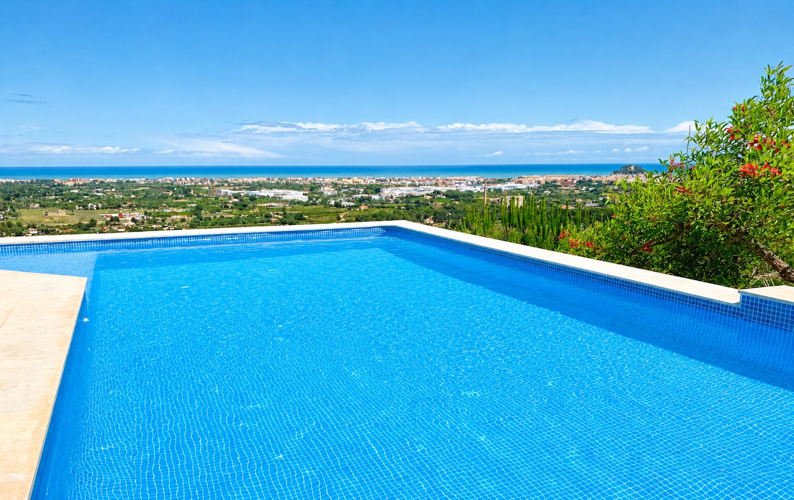 Villa à vendre entièrement rénovée avec des finitions de haute qualité et une vue panoramique sur la mer à Denia.