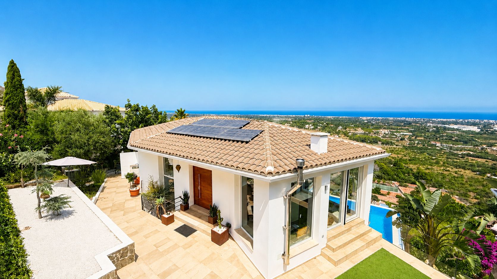 Villa à vendre entièrement rénovée avec des finitions de haute qualité et une vue panoramique sur la mer à Denia.