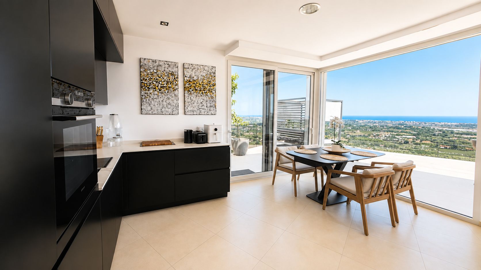 Villa à vendre entièrement rénovée avec des finitions de haute qualité et une vue panoramique sur la mer à Denia.