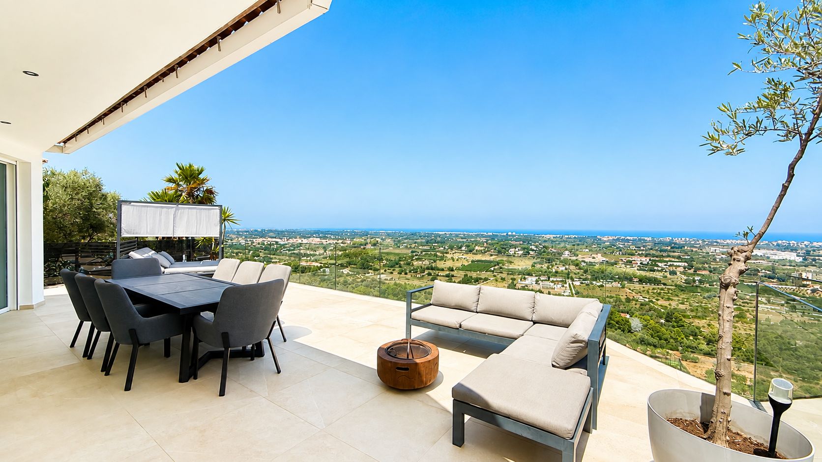 Villa à vendre entièrement rénovée avec des finitions de haute qualité et une vue panoramique sur la mer à Denia.