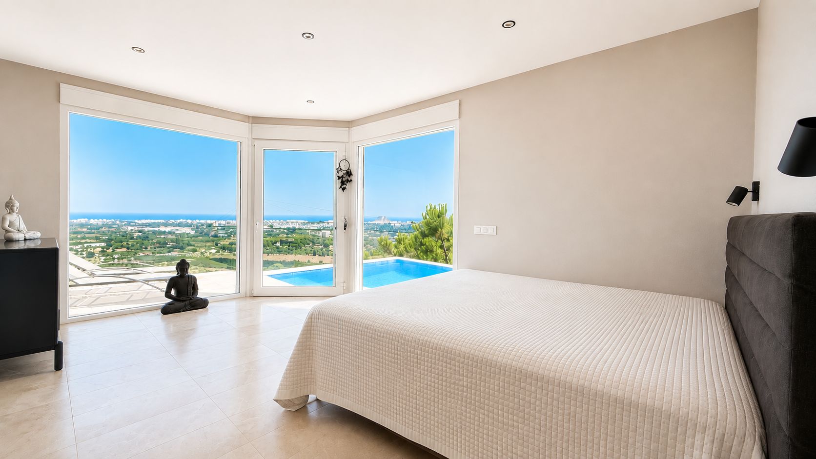 Villa à vendre entièrement rénovée avec des finitions de haute qualité et une vue panoramique sur la mer à Denia.