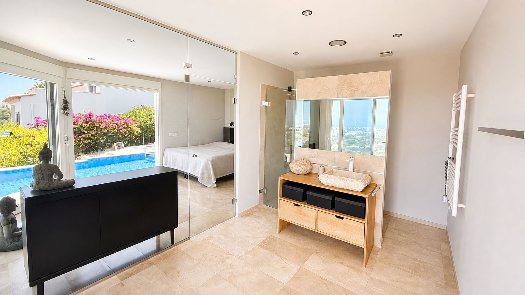 Villa à vendre entièrement rénovée avec des finitions de haute qualité et une vue panoramique sur la mer à Denia.