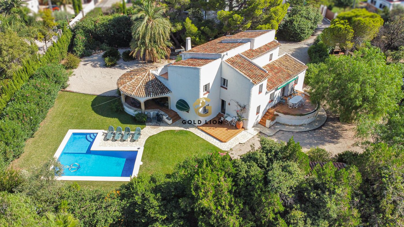 Villa with urban plot of 3010m2 in the most demanded area of Denia.