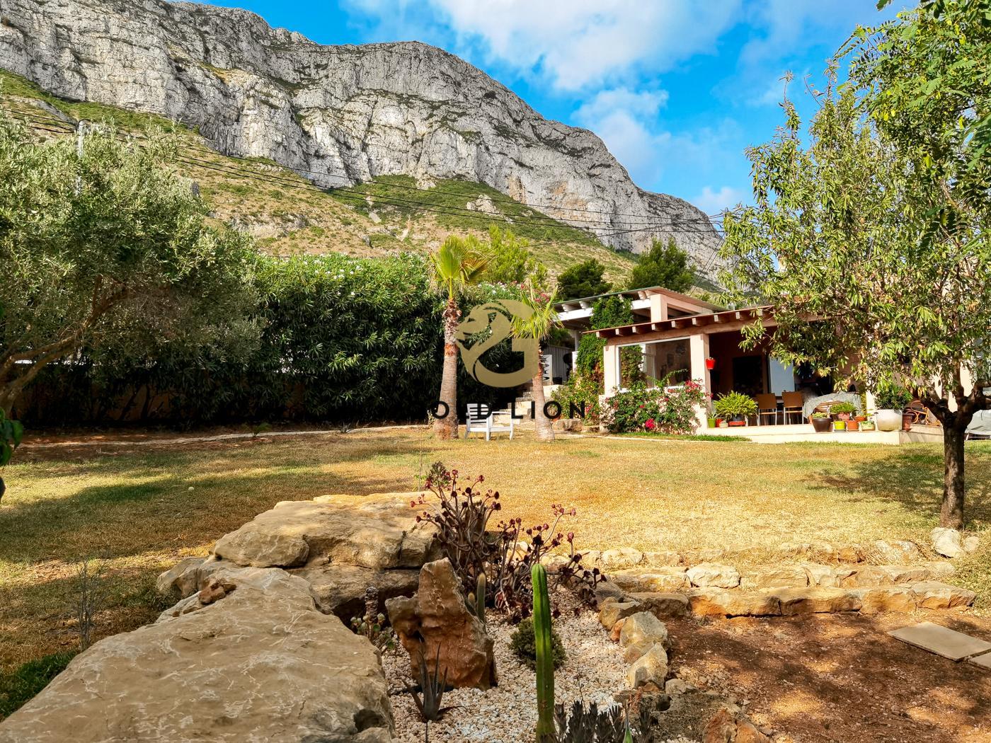 Refurbished villa with large plot for sale, with sea views, Montgó, Denia