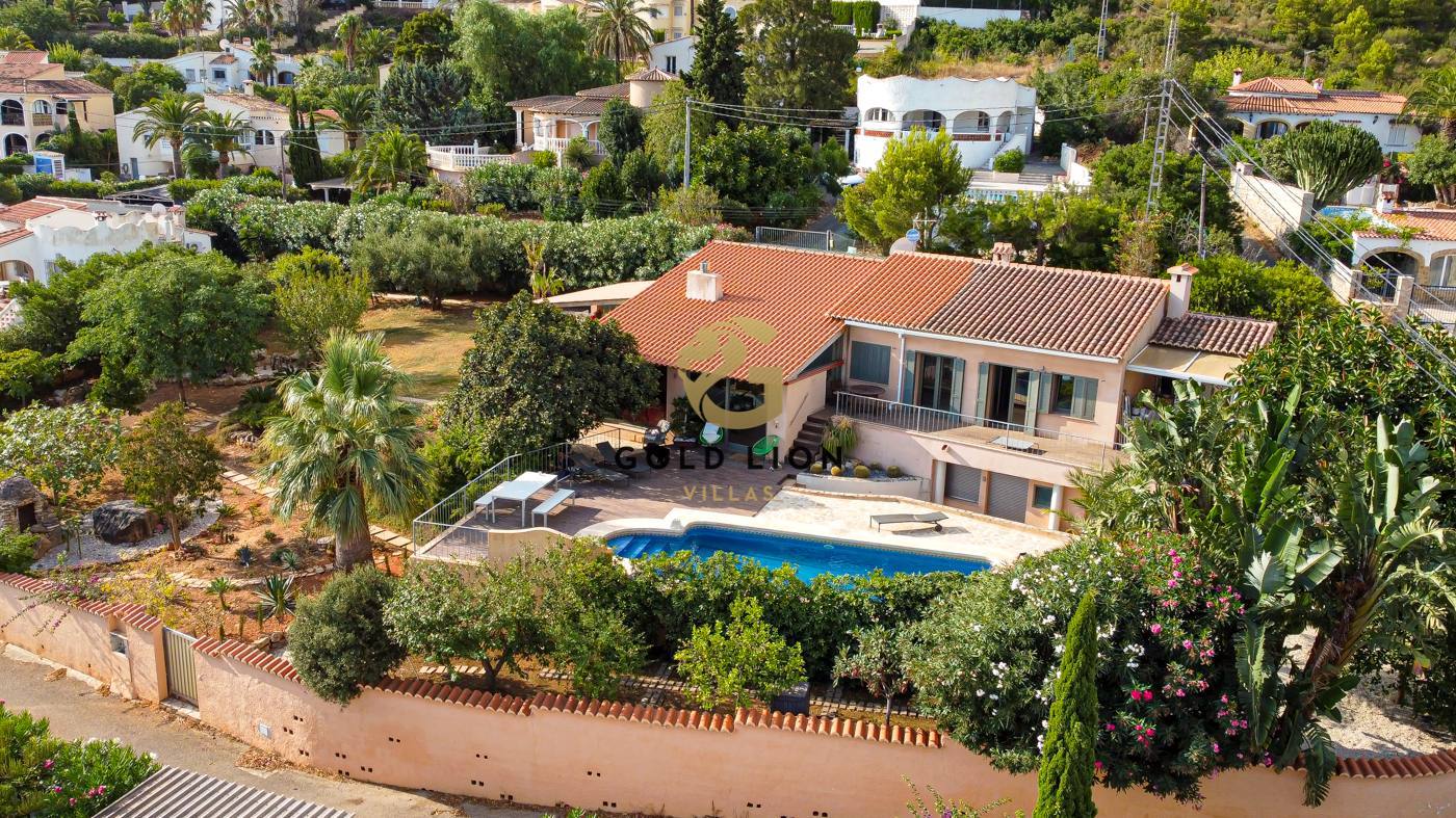 Villa rénovée avec grand terrain à vendre, avec vue sur la mer, Montgó, Denia