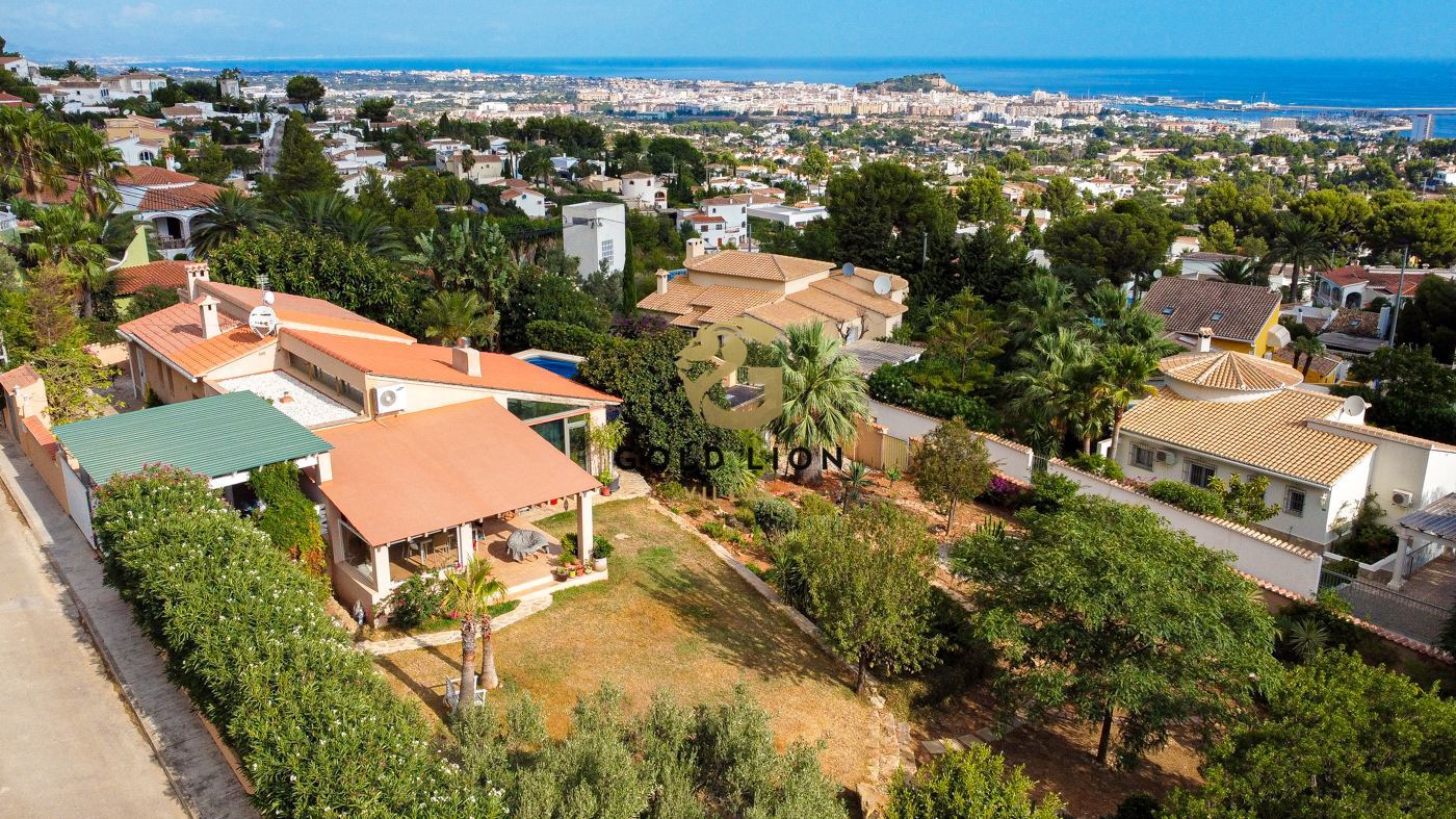 Villa reformada con gran parcela a la Venta, con vistas al mar,  el Montgó, Denia