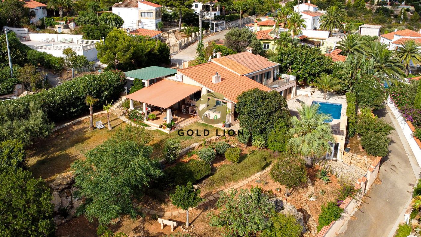 Villa rénovée avec grand terrain à vendre, avec vue sur la mer, Montgó, Denia