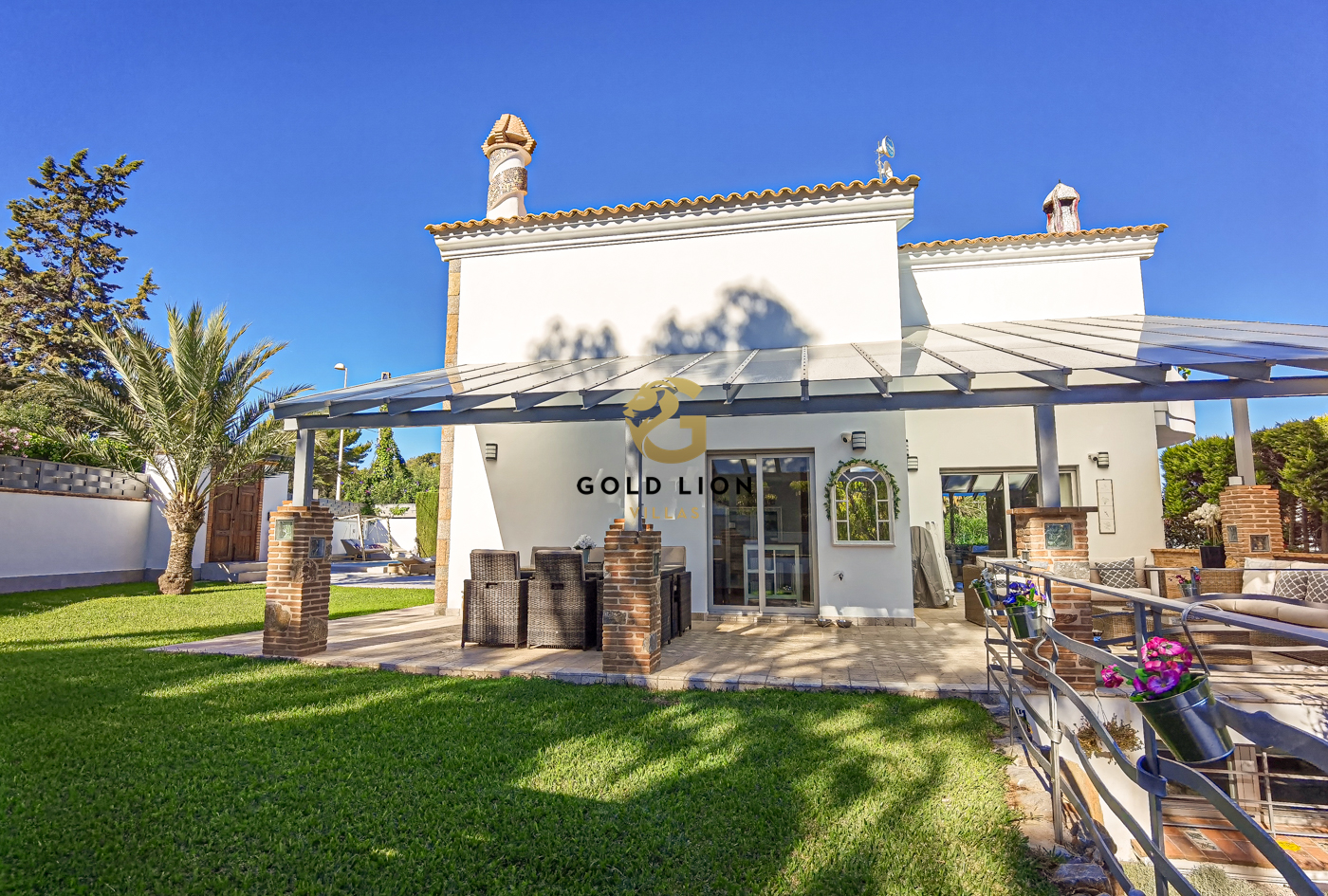 Beautiful villa for sale in Denia with sea views and independent apartment.