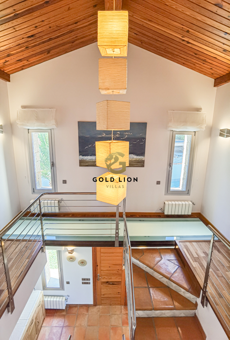 Preciosa villa a la venta en Denia con vistas al mar y apartamento independiente