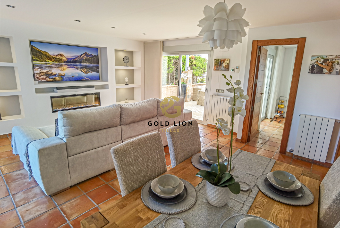 Preciosa villa a la venta en Denia con vistas al mar y apartamento independiente