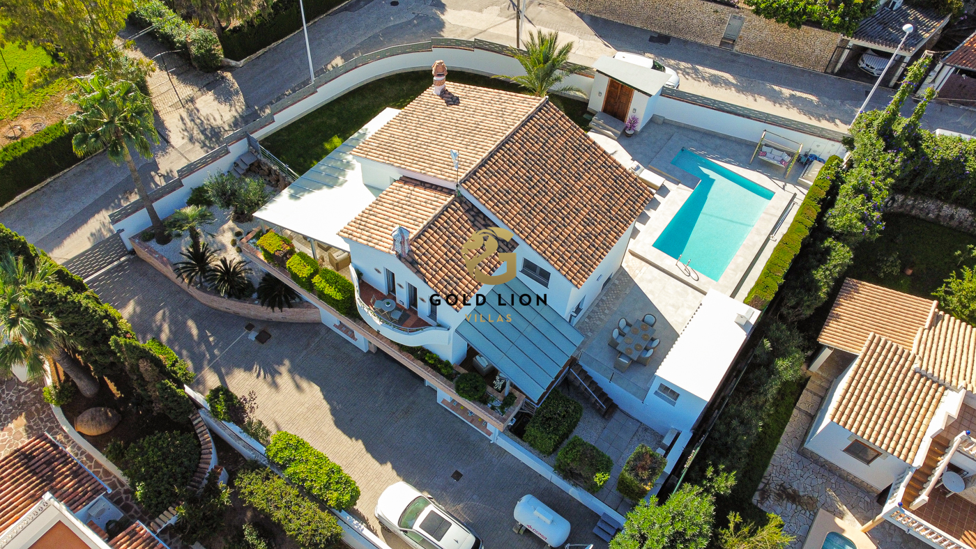 Beautiful villa for sale in Denia with sea views and independent apartment.