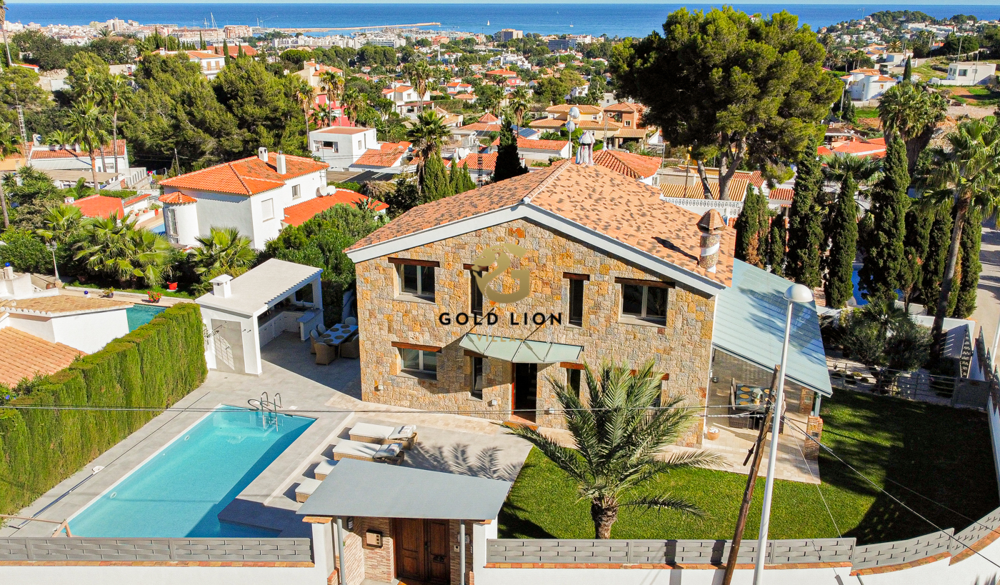 Belle villa à vendre à Denia avec vue sur la mer et plat indépendant.
