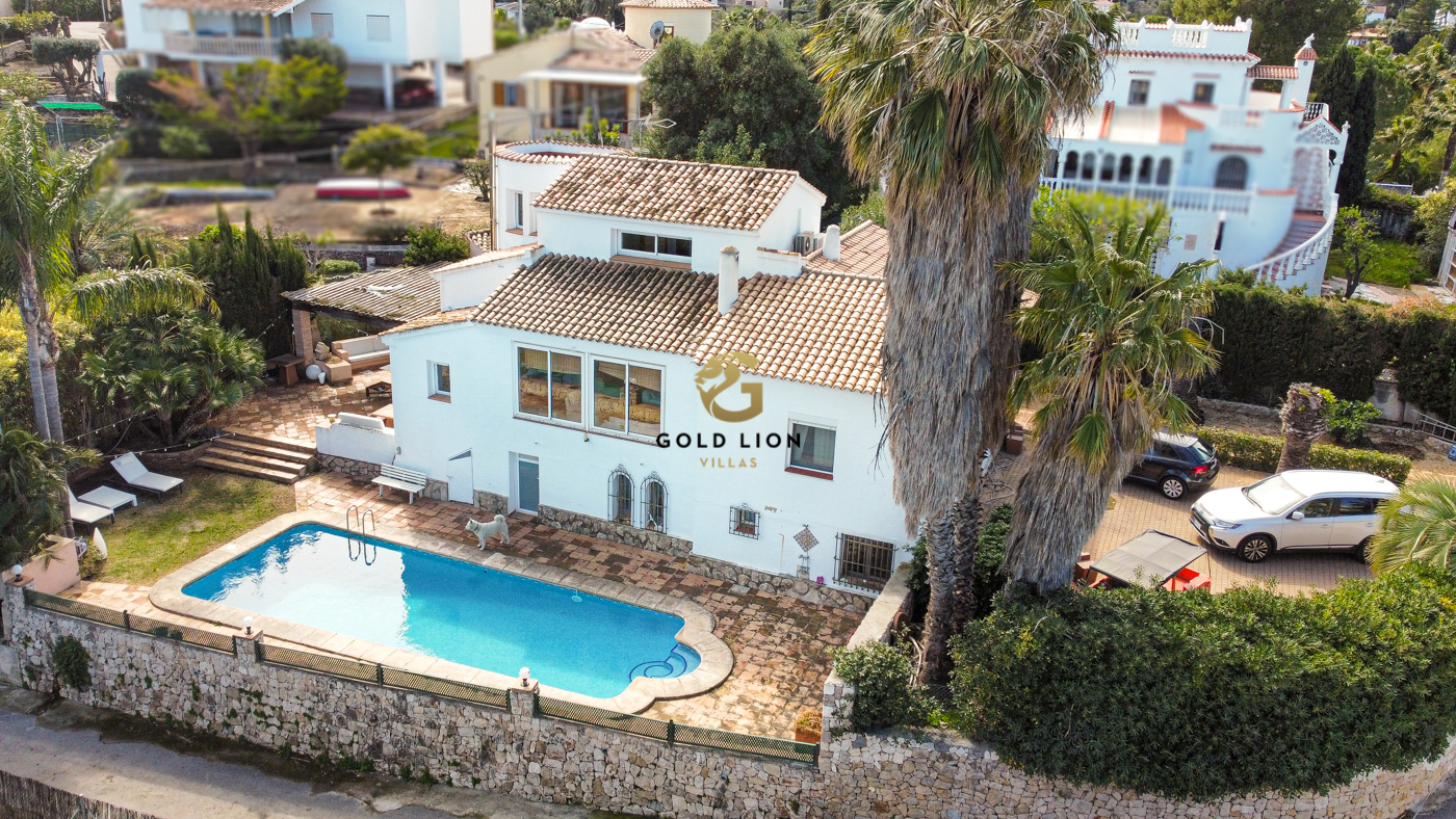 Villa à vendre dans la région de Playa Marineta Cassiana, Denia