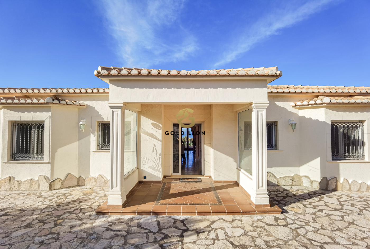 Exclusive villa for sale with stunning panoramic views of the sea and the town of Dénia