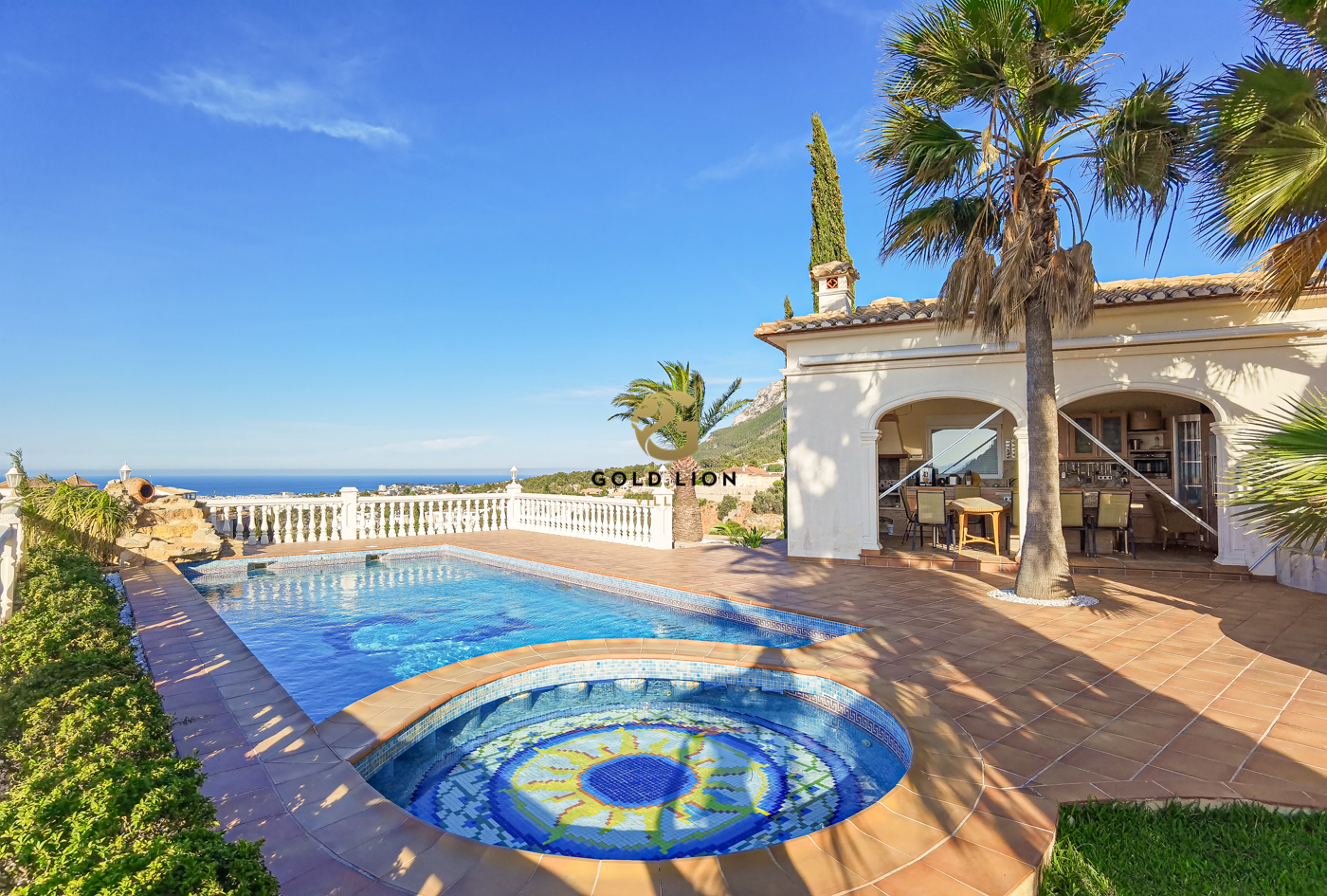 Exclusive villa for sale with stunning panoramic views of the sea and the town of Dénia