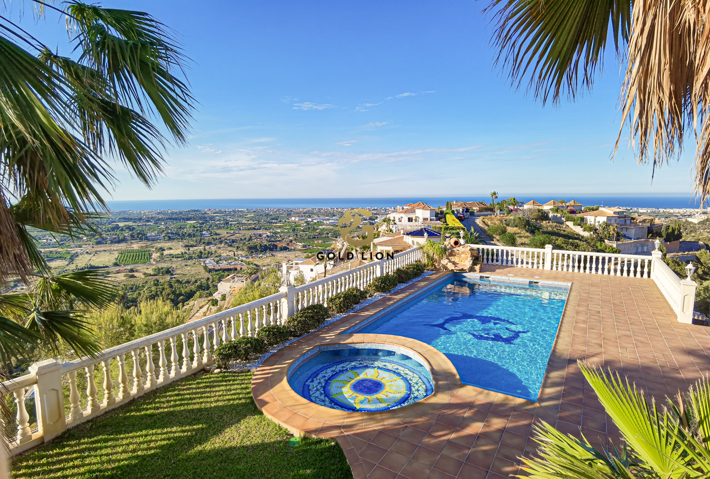 Villa exclusive à vendre avec une vue panoramique imprenable sur la mer et la ville de Dénia