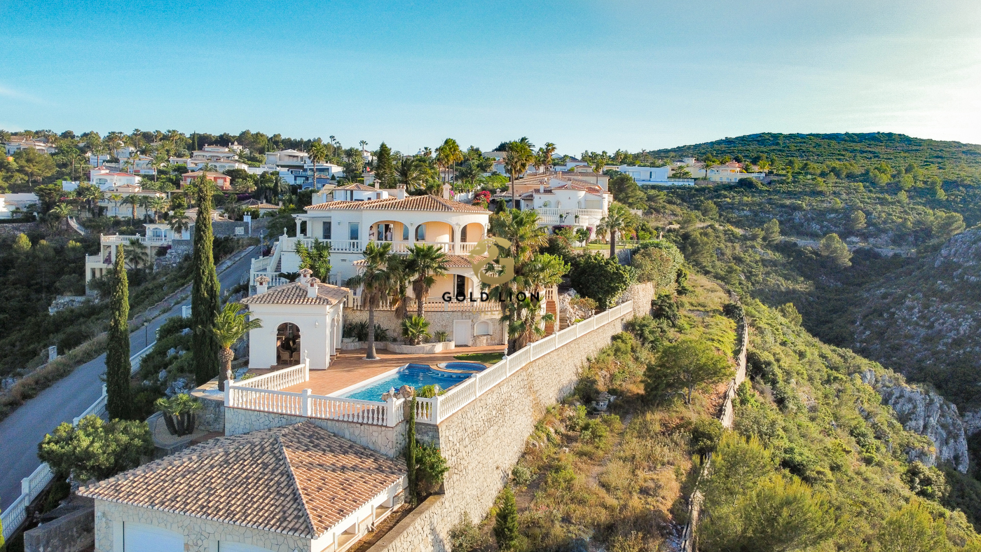 Exclusiva villa a la venta con impresionantes vistas panorámicas al mar y a la localidad de Dénia