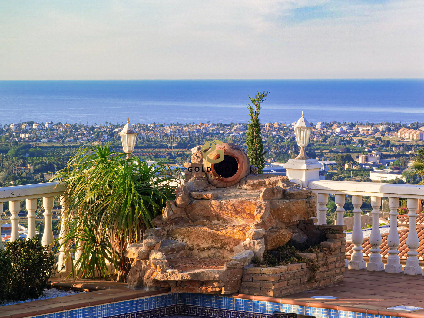Продается эксклюзивная вилла с потрясающим панорамным видом на море и город Дения